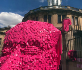 Da der Pink Head so auffällig war, fragten die Menschen von sich aus, was der Hintergrund sei.