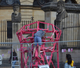 Die Sicherheitsanforderungen der Oxford University waren sehr hoch: Der Kopf musste Vandalismus, Sturm und Feuer standhalten und er durfte keine Spuren auf dem historischen Pflaster hinterlassen.